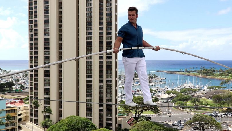 Daredevil täydentää sydämen pysäyttävän korkean langan kävelyn Ala Moana -hotellin tornien yli