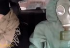 化学防護服を着たロシアのタクシー運転手がコロナウイルスのヒステリーを笑い飛ばす