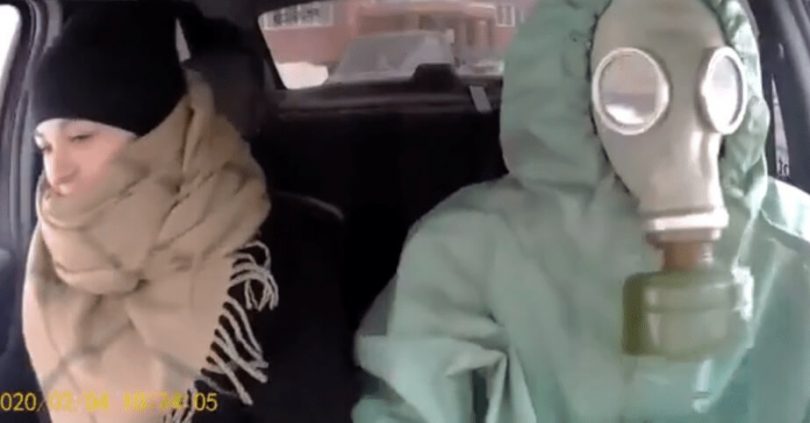 Ruský taxikář na sobě Hazmat se smál hysterii koronaviru