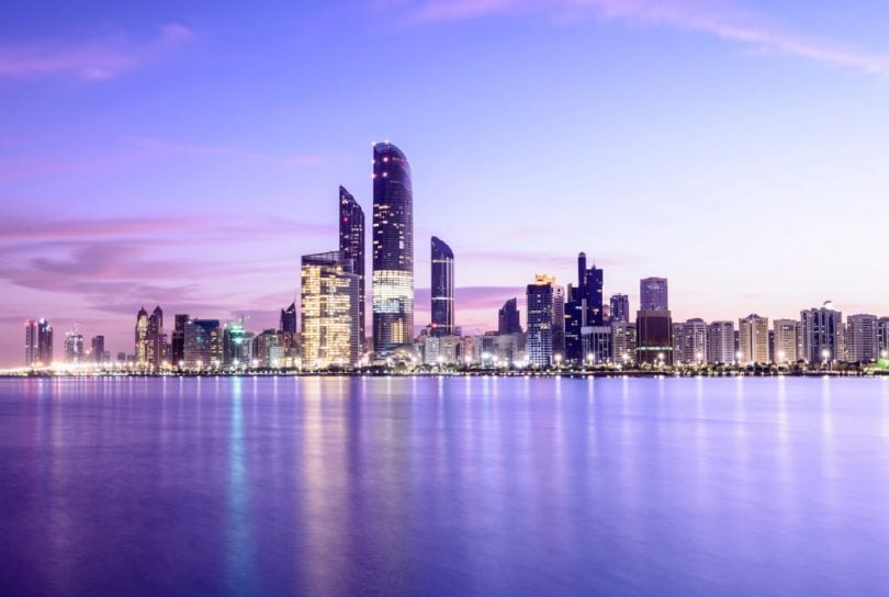 Descubra por qué Abu Dhabi es ideal para familias: barrios seguros, escuelas de primer nivel y lugares de interés cultural que lo convierten en uno de los mejores lugares para vivir y prosperar.