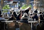 Подобро доцна отколку никогаш: Шведска конечно забранува јавни собири на 50 или повеќе луѓе