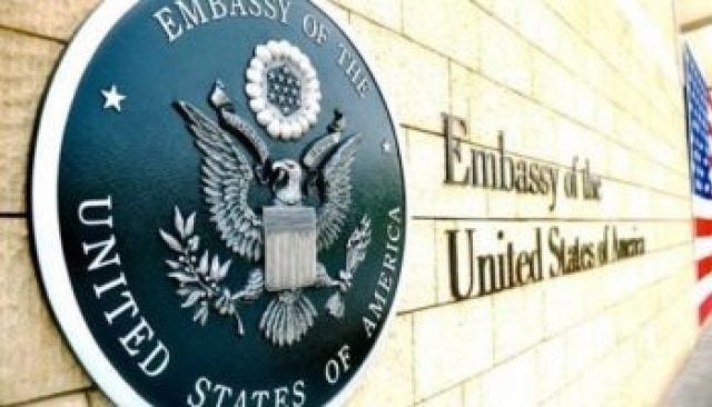 Veleposlaništva ZDA v 100 državah zaradi krize s COVID-19 začasno ustavijo vizumske storitve