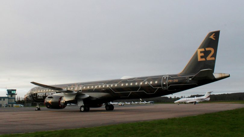 Az Embraer Profit Hunter a londoni Oxford repülőtéren landol