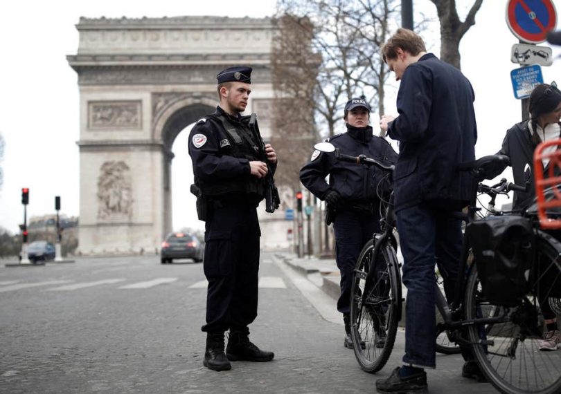 法国警察因违反COVID-39,000锁定而发出19次引用