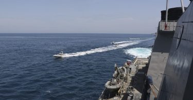 امریکی بحریہ نے امریکی جنگی جہازوں کو ہراساں کرنے والے ایرانی گن بوٹوں کو ڈوبنے کا حکم دیا