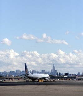 ユナイテッド航空がニューヨーク市でCOVID-19と戦うために医療ボランティアを飛ばす
