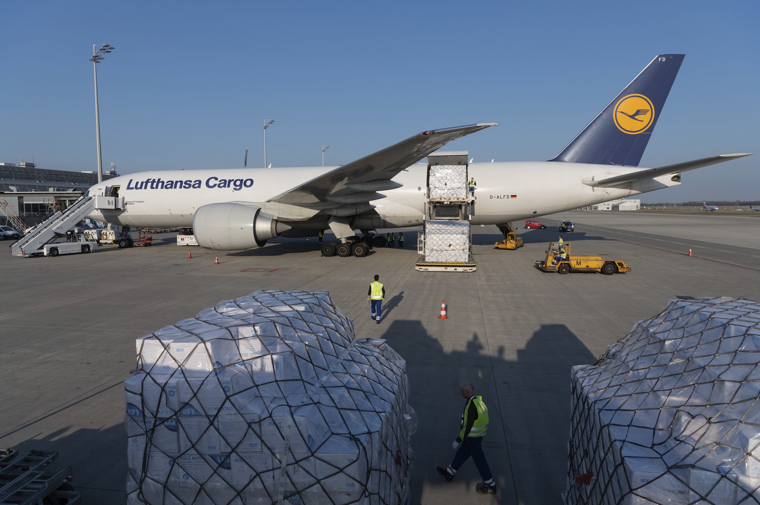Lufthansa brings eight million protective masks to Munich Airlines