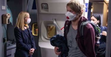 डेल्टा एयर लाइन्स को अब सभी यात्रियों को यात्रा के दौरान चेहरे को ढंकने की आवश्यकता है
