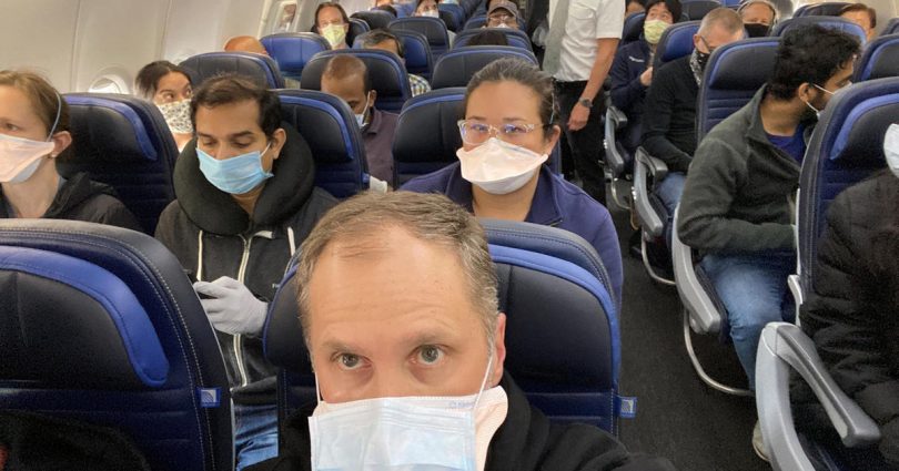 United Airlines fortalece a política de máscara para proteger passageiros e funcionários contra COVID-19
