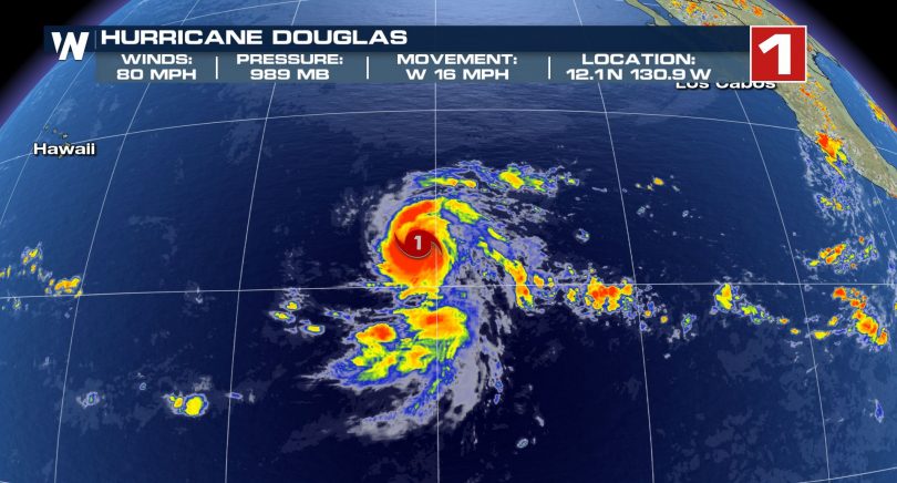 طوفان داگلاس در مسیری مستقیم به هاوایی