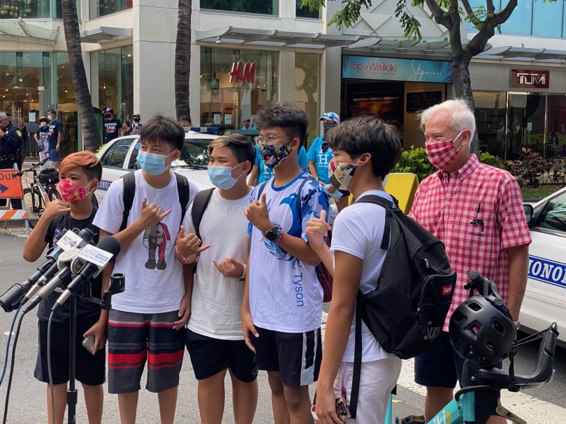 ハワイ初：ホノルル市長が観光客にマスク着用の誓いを立てる