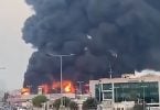 Brandweerlieden vechten tegen enorme openbare marktbrand in Ajman, Verenigde Arabische Emiraten