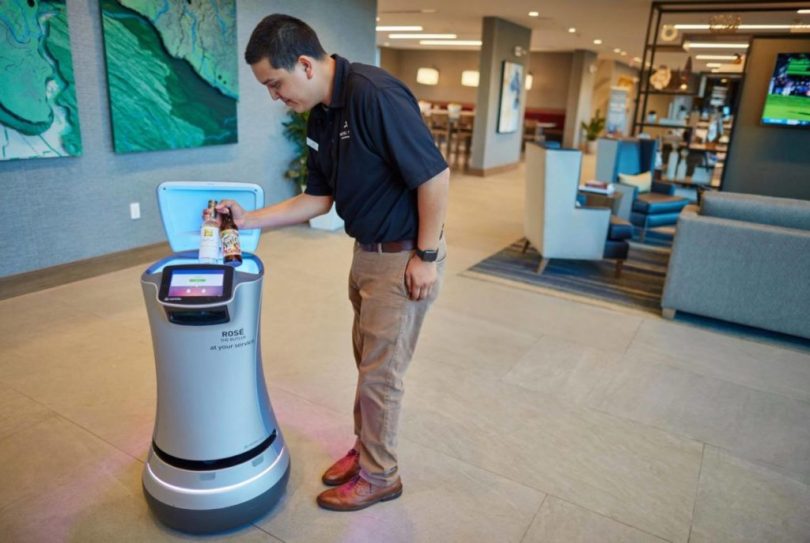 Կալիֆոռնիայի Հիլթոն և Մարիոթ հյուրանոցները օգտագործում են ռոբոտներ ՝ անձնակազմի և հյուրի փոխազդեցությունը կտրելու համար