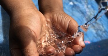 Фонд «Сандалії» здійснює збір води та санітарію для шкіл