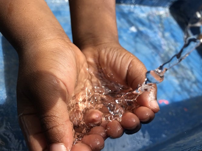 Фондация „Сандали“ прилага събиране на вода и канализация за училищата