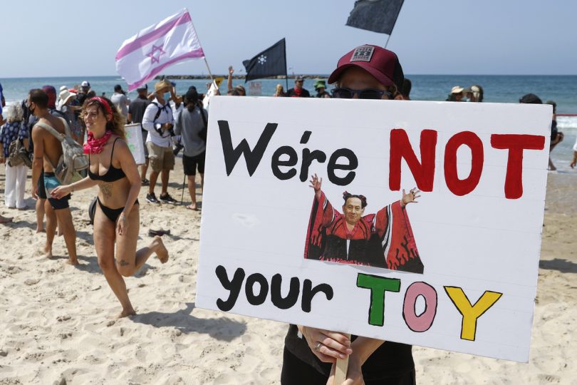 Israelis stage festive beach party protests against new COVID-19 lockdown