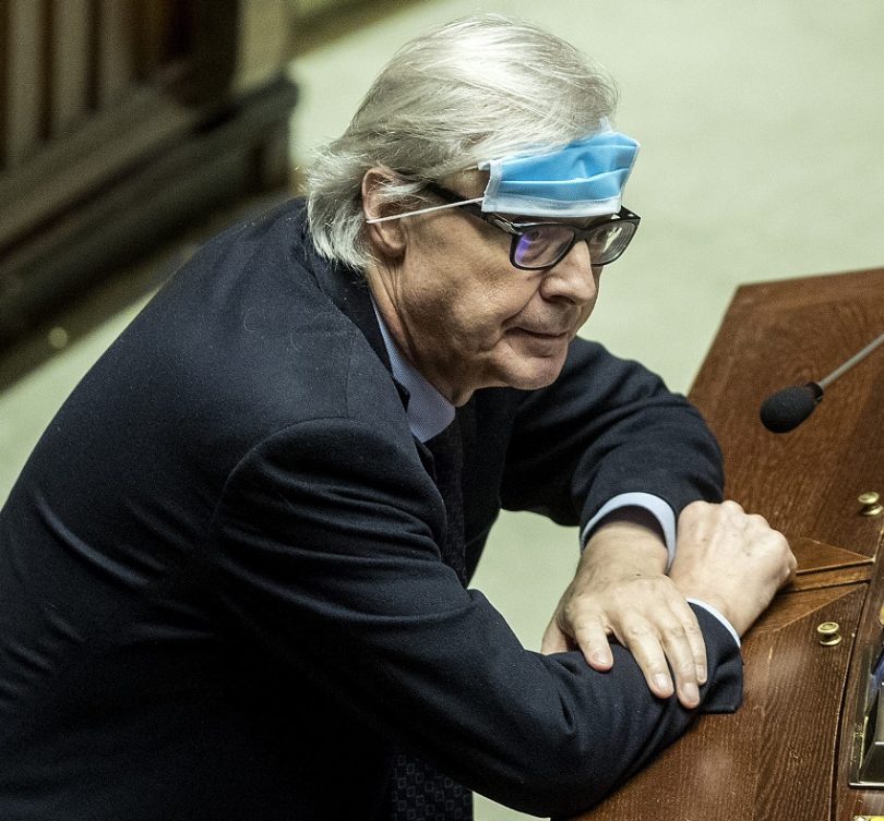 El alcalde italiano amenaza con multar a las personas con 2,000 euros por llevar mascarilla