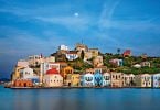 Turist på flukt, men det er ikke bare COVID-19 på denne greske øya