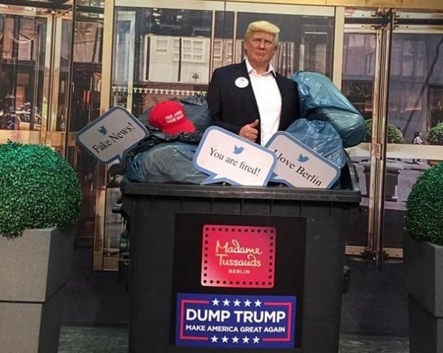 Madam Tussauds Berlyne D.Trumpo figūra patenka į šiukšlių konteinerį