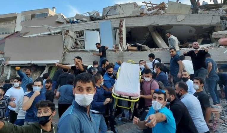 Død, ødelæggelse og tsunami: Kæmpe jordskælv rammer Tyrkiet
