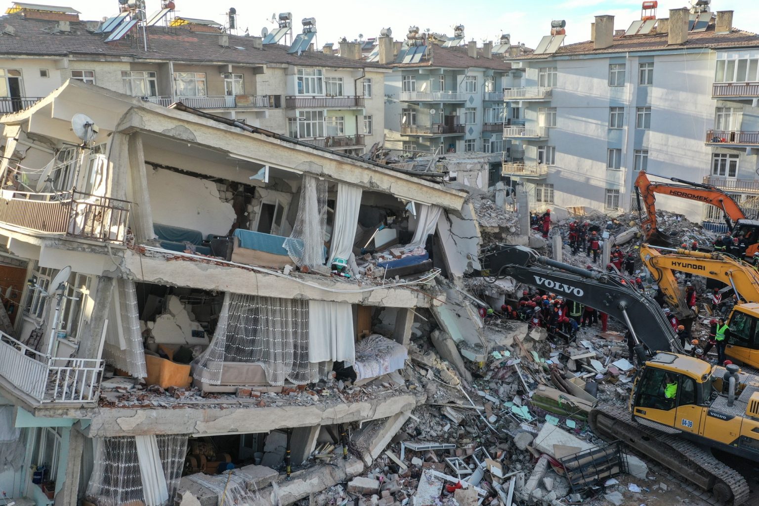 Powerful aftershock follows deadly Turkey earthquake