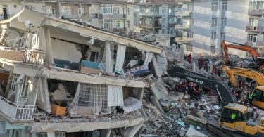 Po smrtelném zemětřesení v Turecku následuje silný otřes