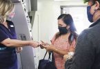 10,000 भन्दा बढी हवाई पुन: उद्घाटन दिनमा हवाईमा आइपुग्छ