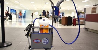 United Airlines používají k dezinfekci letištních terminálů elektrostatické postřikovače Clorox