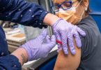 Zavarovatelji potovanj: Cepljenje proti COVID-19 bi lahko postalo obvezno za potovanje po Evropi
