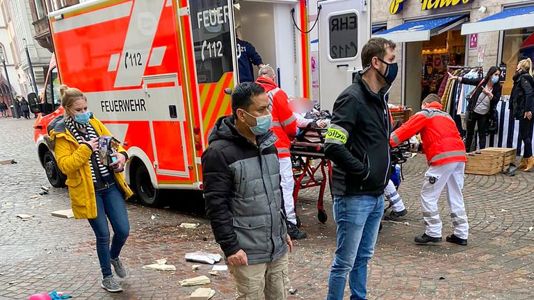 Neljä ihmistä kuoli, kymmeniä loukkaantui "tahallisissa" autojen törmäyksissä Saksassa