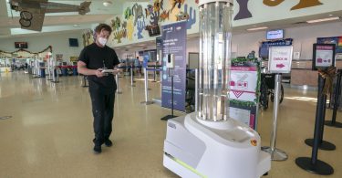 Key West oro uostas kovoja su COVID-19 su ultravioletinių spindulių dezinfekavimo robotu