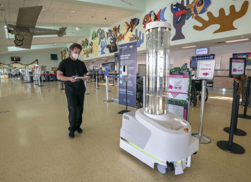 Aeroporto de Key West luta contra COVID-19 com robô de desinfecção ultravioleta