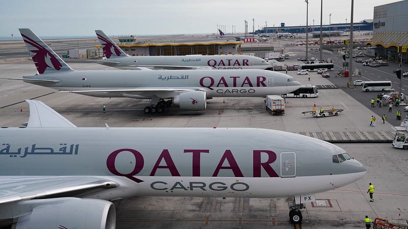 Katar Airways kago pran livrezon nan twa nouvo Boeing 777 Freighters