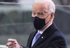 President Biden onderteken uitvoerende bevel wat maskers op vliegvlugte verplig
