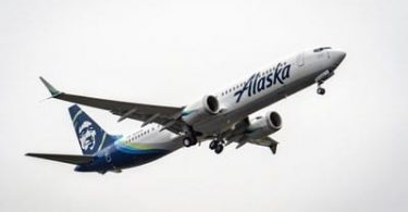 अलास्का एयरलाइंस अपने पहले बोइंग 737-9 मैक्स विमान की डिलीवरी लेती है