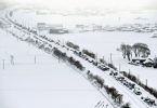 Åtta människor döda, tusentals strandsatta när enorm snöstorm träffar Japan