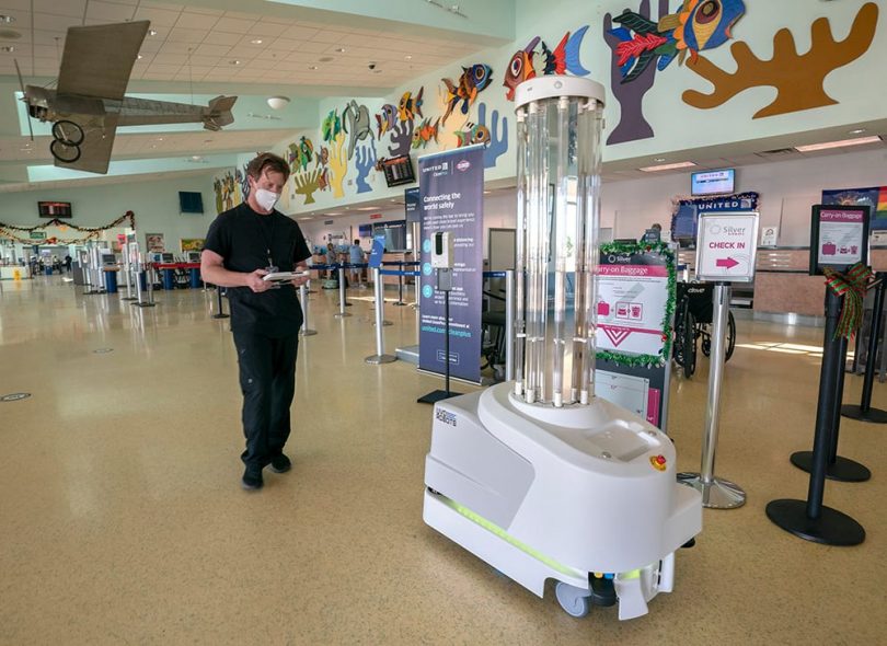 Туризам во Флорида Кис: Робот „Име“, борбен против КОВИД-19, на аеродромот Ки Вест