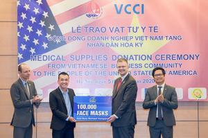 डोनी गारमेंट कंपनीने इतर व्हिएतनामी उद्योगांसह यूएसला वैद्यकीय साहित्य दान केले