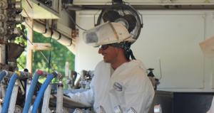 El técnico supervisa la inyección de productos químicos para la remediación ambiental.