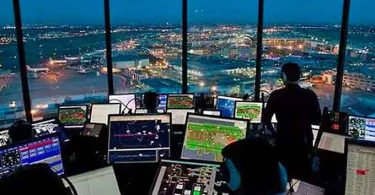 FAA: Kokeneet lennonjohtajat etsivät