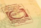 Os visitantes dos Emiratos Árabes Unidos reciben o selo do pasaporte "Martian Ink" ao chegar