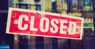 Закрытие магазинов туристических агентств знаменует собой поворотный момент в розничной торговле туристическими товарами