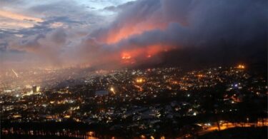 Pendhudhuk Cape Town dievakuasi nalika kobongan Gunung Mountain gedhe banget