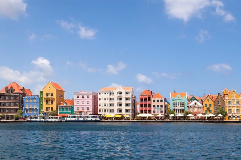 Curaçao ප්රවේශ අවශ්යතා සඳහා දේශීය ප්රතිදේහජනක පරීක්ෂණය එකතු කරයි