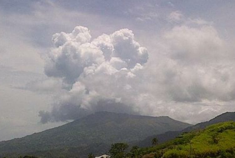 Isla caribeña de San Vicente evacuada tras erupción volcánica