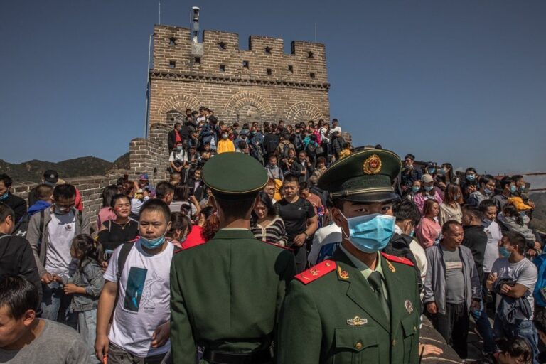 A Cina mette in opera misure anti-COVID strette in i siti turistici prima di e vacanze