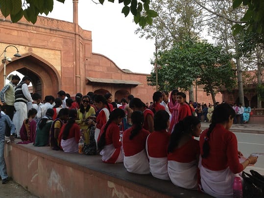meisjes wachten in agra india | eTurboNews | eTN