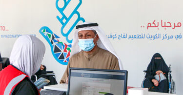 クウェートは、ワクチン未接種の市民が首長国を離れることを禁じています