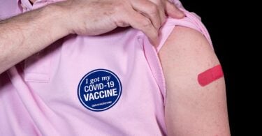 सीडीसी: पूरी तरह से टीका लगाए गए अमेरिकी मास्क, शारीरिक गड़बड़ी के बिना जा सकते हैं