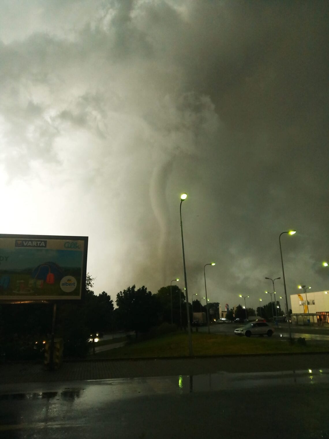 Powerful tornado destroys villages, injures hundreds in Czech Republic